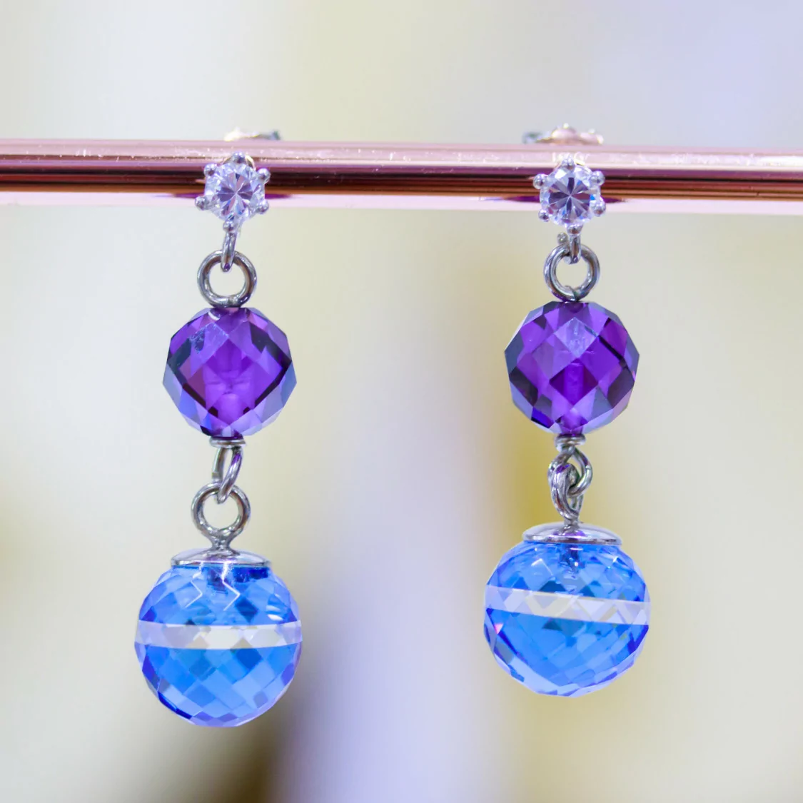 Orecchini A Perno Di Argento 925 Con Punto Luce e Zirconi Sfera Viola E Azzurro 10x33mm-ARGENTO 925 DESIGN ITALY | Worldofjewel.com