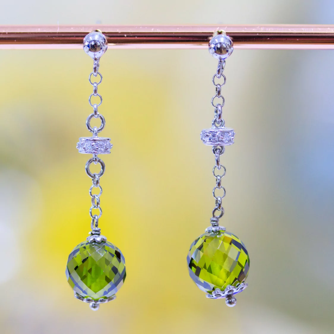 Orecchini A Perno Di Argento 925 Con Zirconi A Sfera Sfaccettata Peridot E Rondelle Zirconate 10x45mm-ARGENTO 925 DESIGN ITALY | Worldofjewel.com