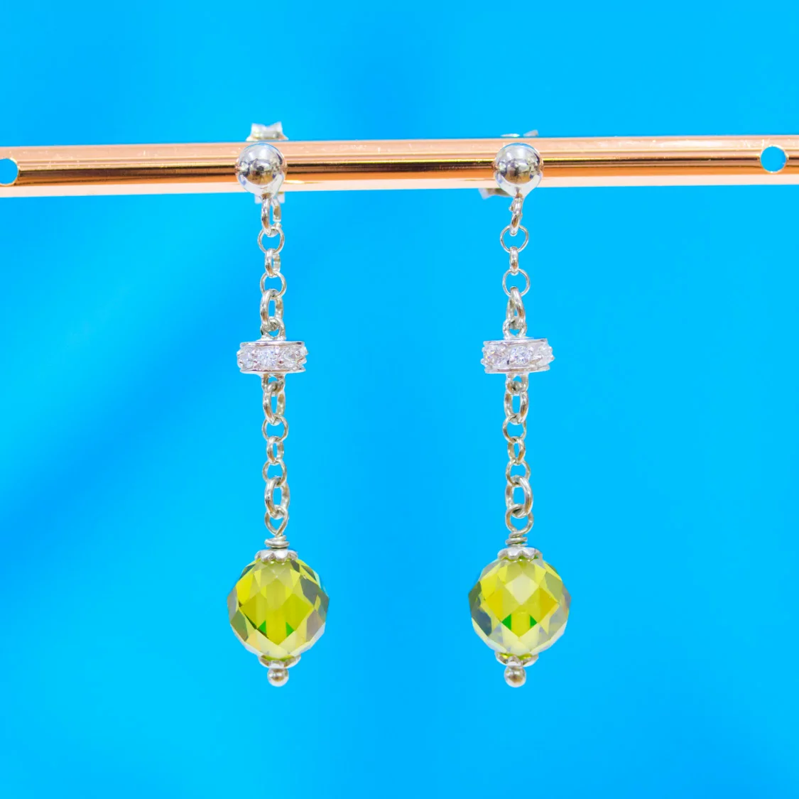 Orecchini A Perno Di Argento 925 Con Zirconi A Sfera Sfaccettata Peridot E Rondelle Zirconate 8x40mm-ARGENTO 925 DESIGN ITALY | Worldofjewel.com