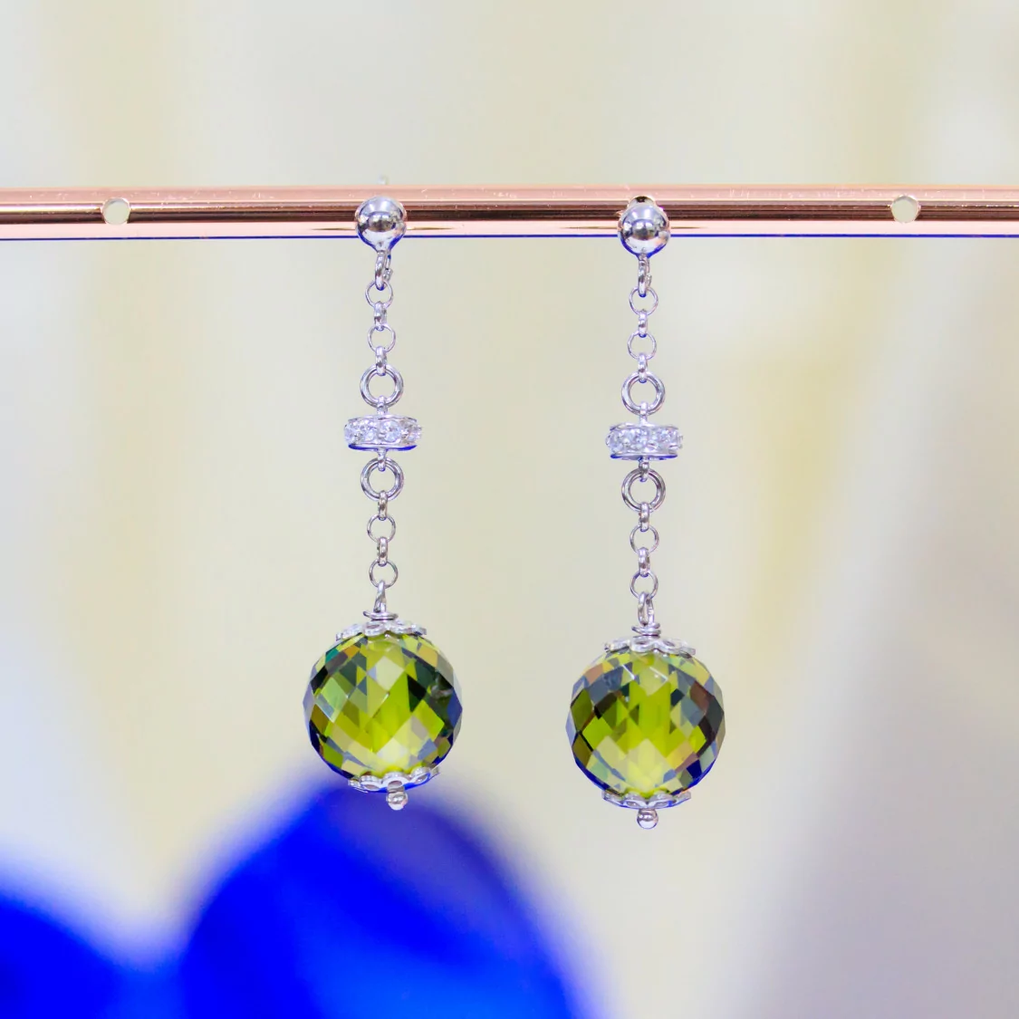 Orecchini A Perno Di Argento 925 Con Zirconi A Sfera Sfaccettata E Rondelle Zirconate Verde Peridot 12x45mm-ARGENTO 925 DESIGN ITALY | Worldofjewel.com