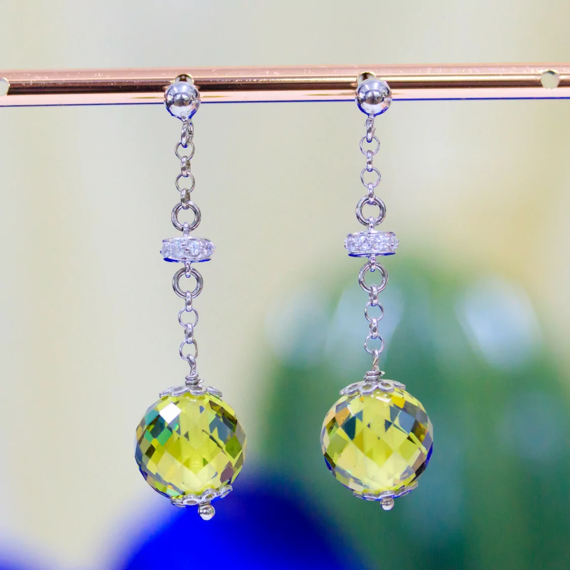 Orecchini A Perno Di Argento 925 Con Zirconi A Sfera Sfaccettata E Rondelle Zirconate Verde Peridot Chiaro 12x45mm-ARGENTO 925 DESIGN ITALY | Worldofjewel.com