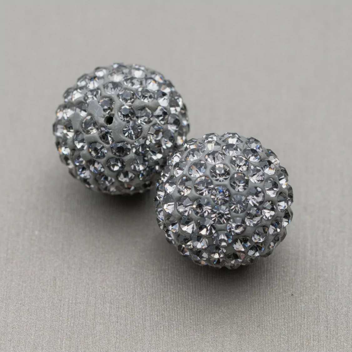 Palline Di Strass Mezzo Foro Tondo 10mm 12pz Grigio-COMPONENTI DI CRISTALLI E STRASS | Worldofjewel.com