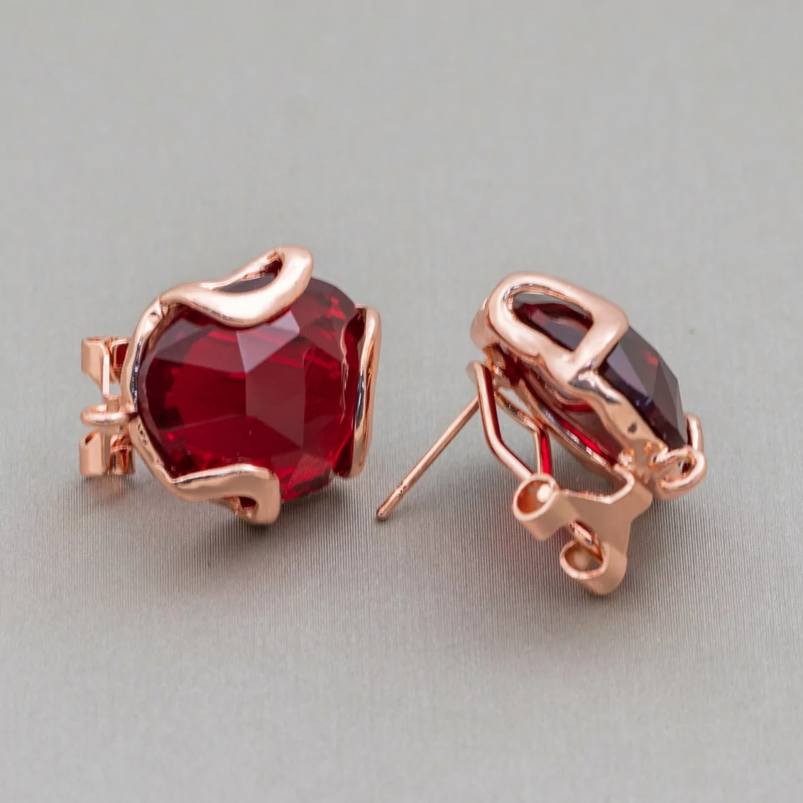 Base Per Orecchini A Perno Chiuso Di Bronzo Con Occhio Di Gatto Irregolare Sfaccettato 17mm 5 Paia Oro Rosa Ruby-BASI CON PIETRE E PERLINE | Worldofjewel.com