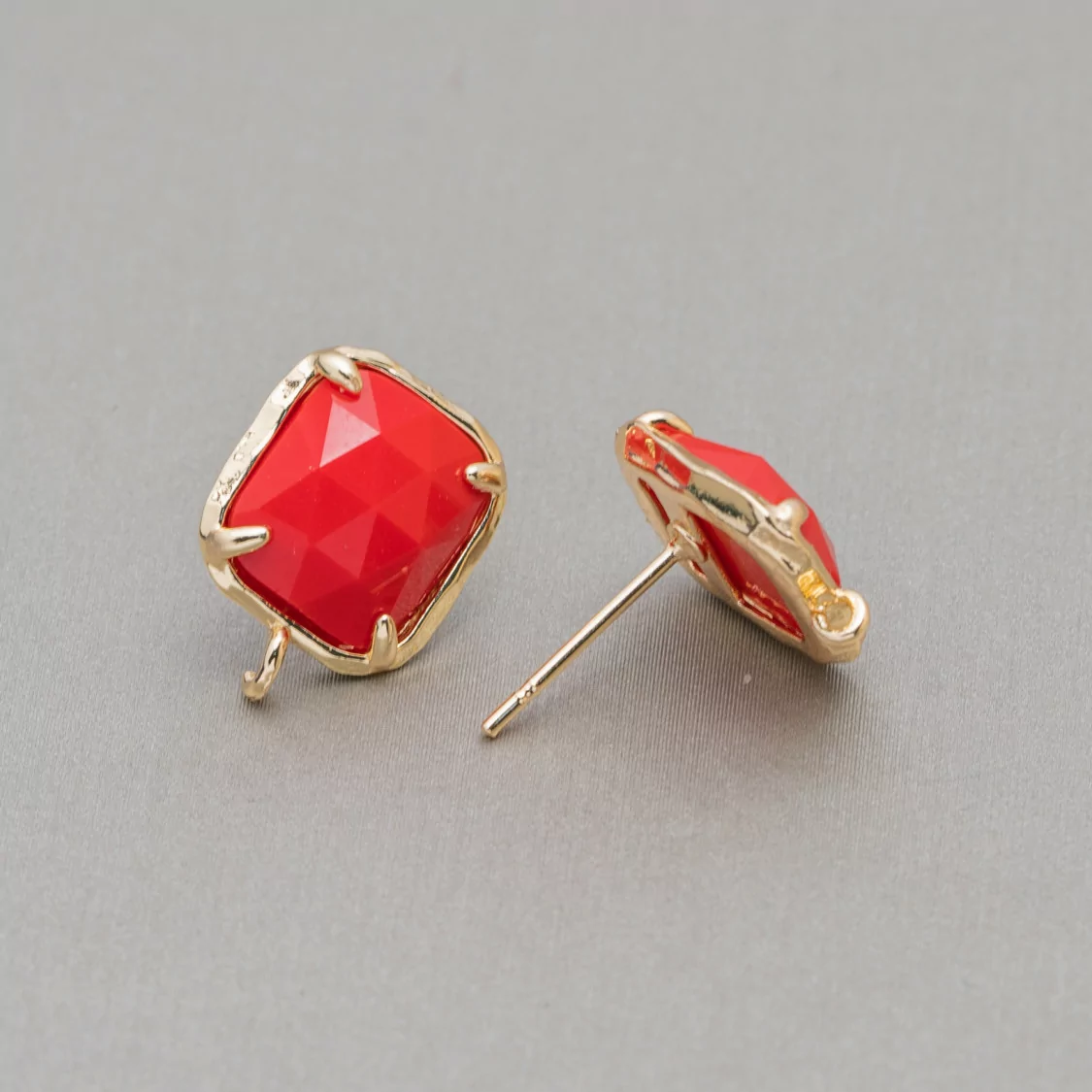 Base Per Orecchini Di Ottone A Perno Con Occhio Di Gatto Sfaccettato Rettangolo 10,5x13mm 5 Paia Rosso-BASI CON PIETRE E PERLINE | Worldofjewel.com