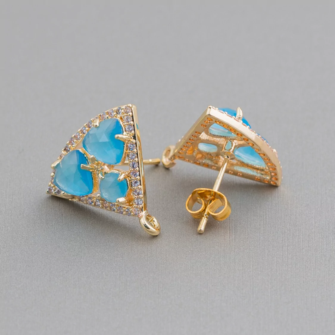 Base Per Orecchini Di Ottone A Perno Triangolo Con Cabochon Di Occhi Di Gatto Incastonati 18x15mm 5 Paia Dorato Azzurro-BASI CON PIETRE E PERLINE | Worldofjewel.com