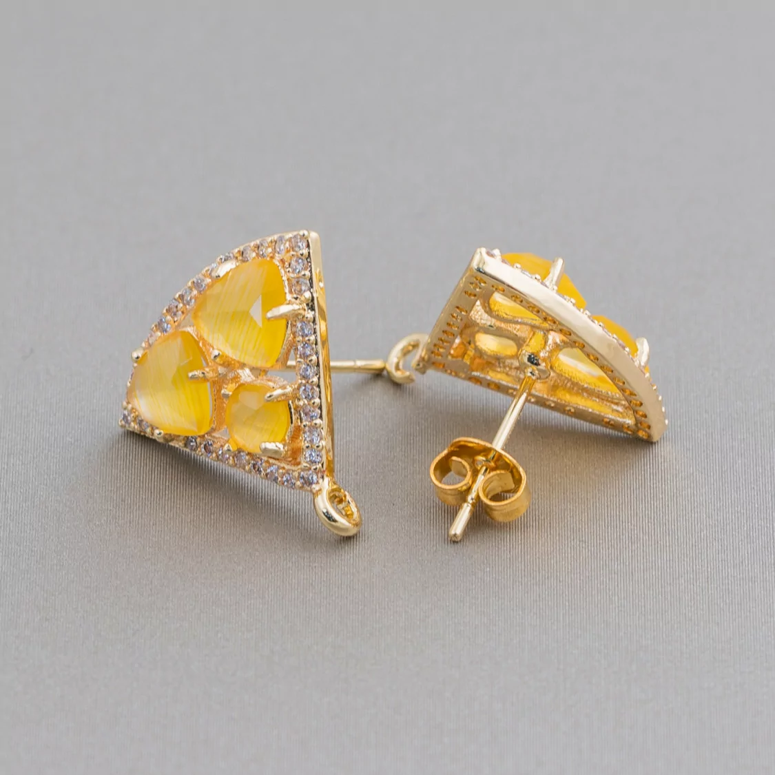 Base Per Orecchini Di Ottone A Perno Triangolo Con Cabochon Di Occhi Di Gatto Incastonati 18x15mm 5 Paia Dorato Giallo-BASI CON PIETRE E PERLINE | Worldofjewel.com