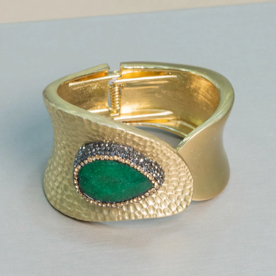 Bracciale Di Ottone Con Pietre Dure E Strass Marcasite M310 Verde E Dorato-BRACCIALI BRONZO E OCCHIO DI GATTO | Worldofjewel.com