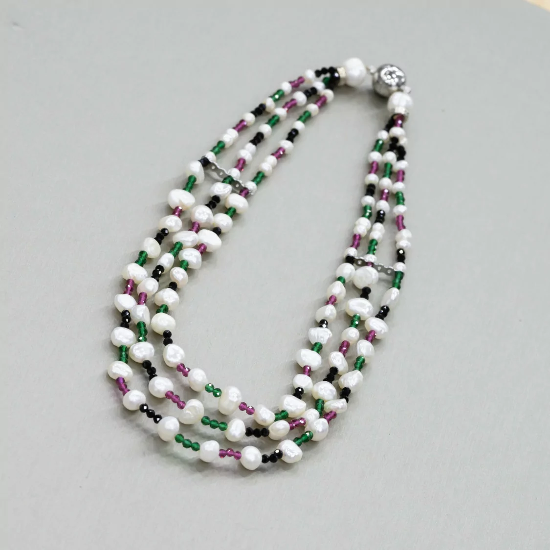 Collana Bijoux Con Perle E Diamond Cut Rosso, Nero E Verde A 3 Fili 43cm-DESIGN ITALY | Worldofjewel.com