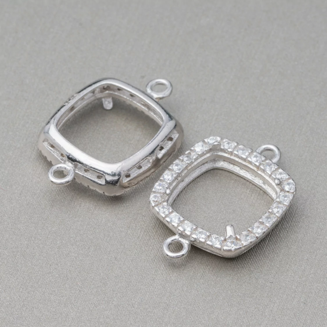 Componente Castone Di Argento 925 Connettore Con Zirconi Quadrato 13mm Interno 9mm 6pz Rodiato- CABOCHON DI PIETRE DURE | Worldofjewel.com