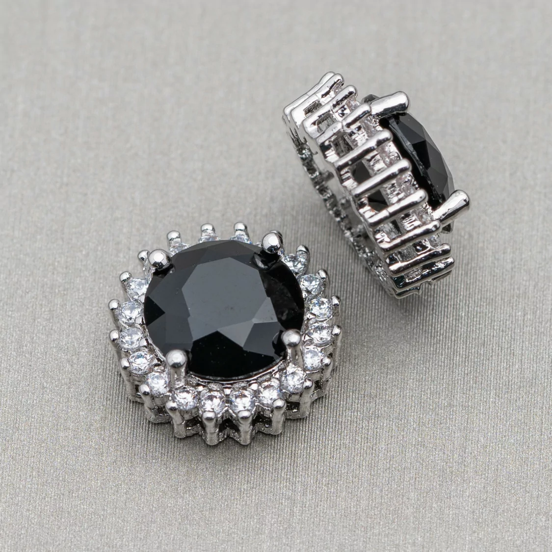 Componente Connettore Centrale Di Ottone Tondo Con Pietre 13mm 10pz Nero Rodiato-CONNETTORI CON STRASS | Worldofjewel.com