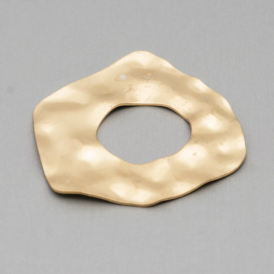 Componente Di Bronzo Battuto Piastra Irregolare Forata 45x53mm 15pz-CONNETTORI LISCI | Worldofjewel.com