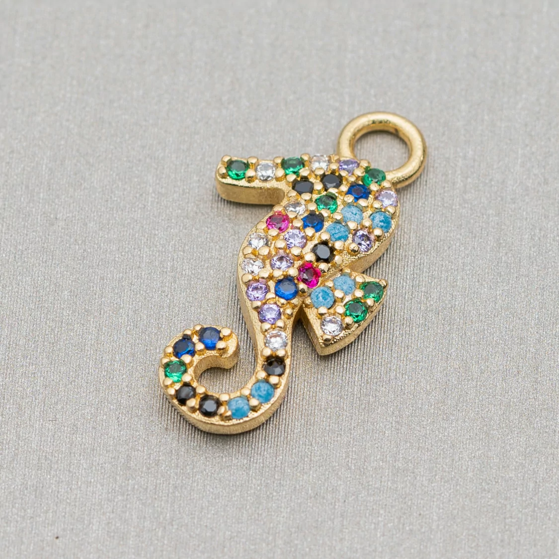 Componente Pendente Di Bronzo Con Zirconi Multicolor Pavè Cavalluccio Marino Con Un Anellino 12x22mm 8pz Dorato-CIONDOLI DI OTTONE | Worldofjewel.com