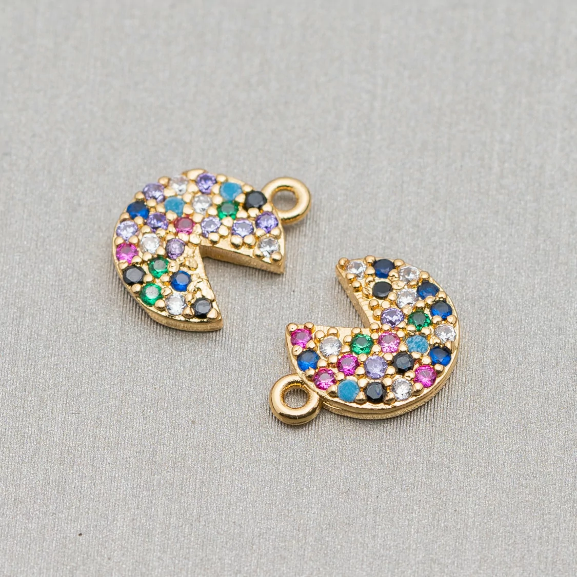 Componente Pendente Di Bronzo Con Zirconi Multicolor Pavè Spicchio Pac-Man Con Un Anellino 08x11mm 15pz Dorato-CIONDOLI DI OTTONE | Worldofjewel.com