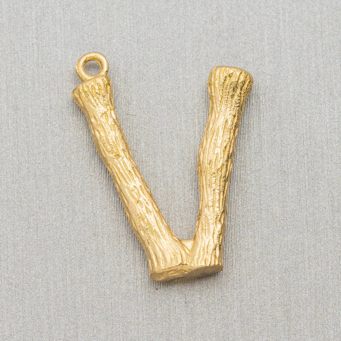 Componente Pendente Di Bronzo Lettere Alfabeto 15pz 15-24mm V-CIONDOLI DI OTTONE | Worldofjewel.com