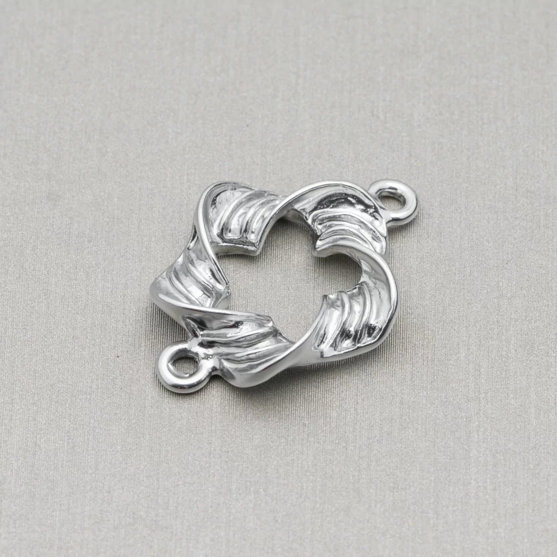 Componenti Di Zama A 2 Anellini Fiore Forato Ondulato 18x26mm 45pz Silver-CONNETTORI LISCI | Worldofjewel.com