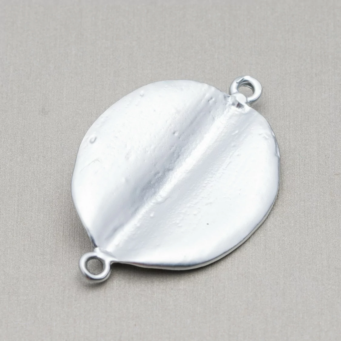 Componenti Di Zama A 2 Anellini Foglia Ovale 26x40mm 30pz Silver-CONNETTORI LISCI | Worldofjewel.com