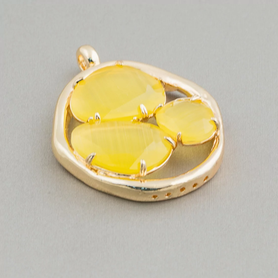 Connettore Componente Di Ottone Con Occhio Di Gatto A 3 Pietre 32x41mm 4pz Dorato Giallo-CABOCHON BORDATI E INCASTONATI | Worldofjewel.com