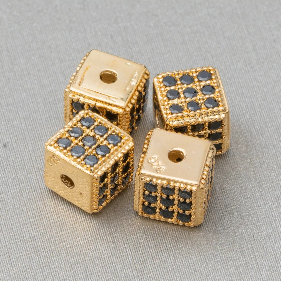 Distanziatore Di Argento 925 Cubo 5,5mm Foro Piccolo Dorato Con Zirconi Nero 8pz-CONNETTORI CON STRASS | Worldofjewel.com