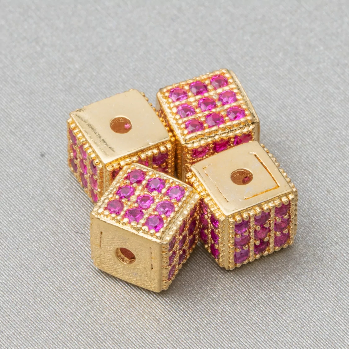 Distanziatore Di Argento 925 Cubo 5,5mm Foro Piccolo Dorato Con Zirconi Ruby 8pz-CONNETTORI CON STRASS | Worldofjewel.com