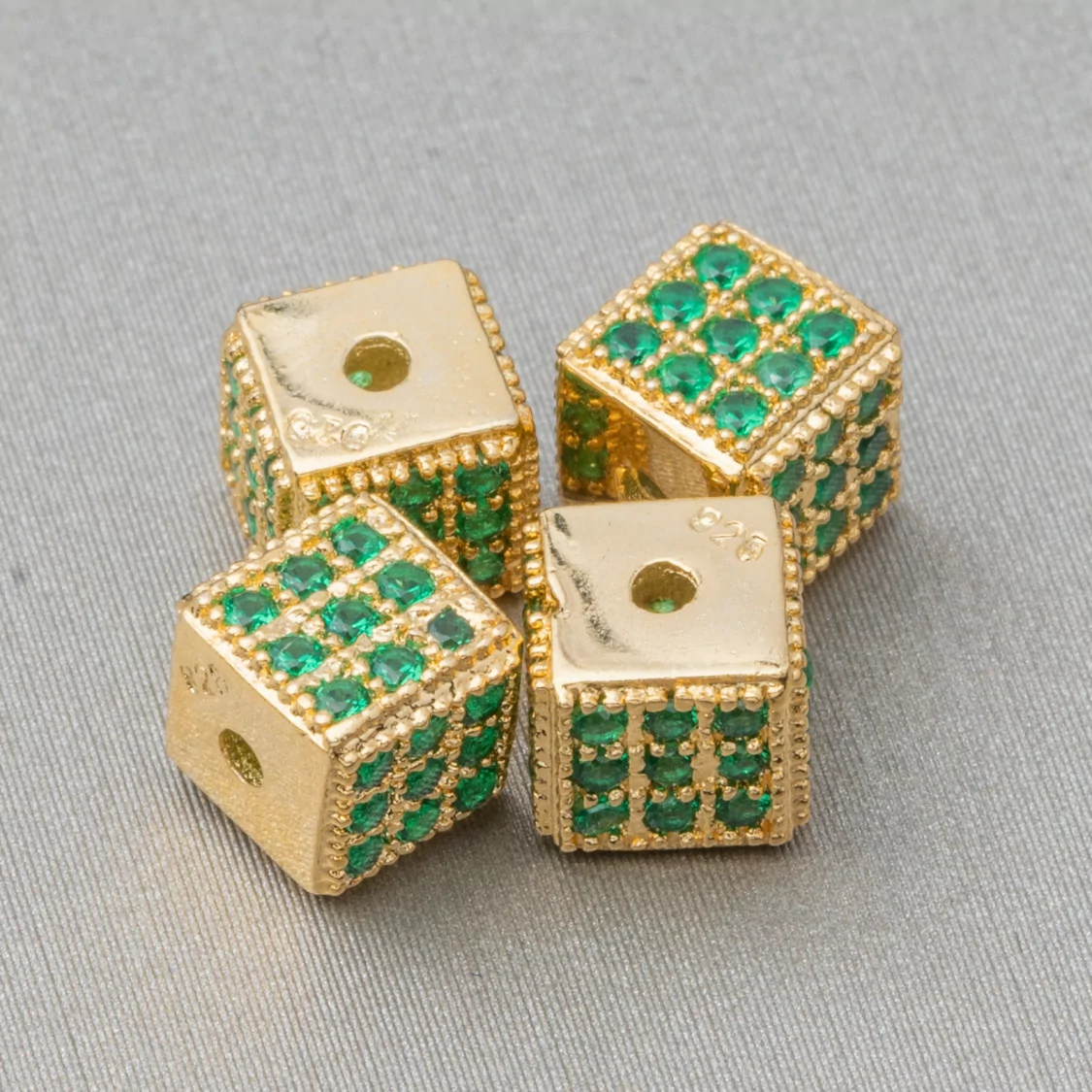 Distanziatore Di Argento 925 Cubo 5,5mm Foro Piccolo Dorato Con Zirconi Smeraldo 8pz-CONNETTORI CON STRASS | Worldofjewel.com