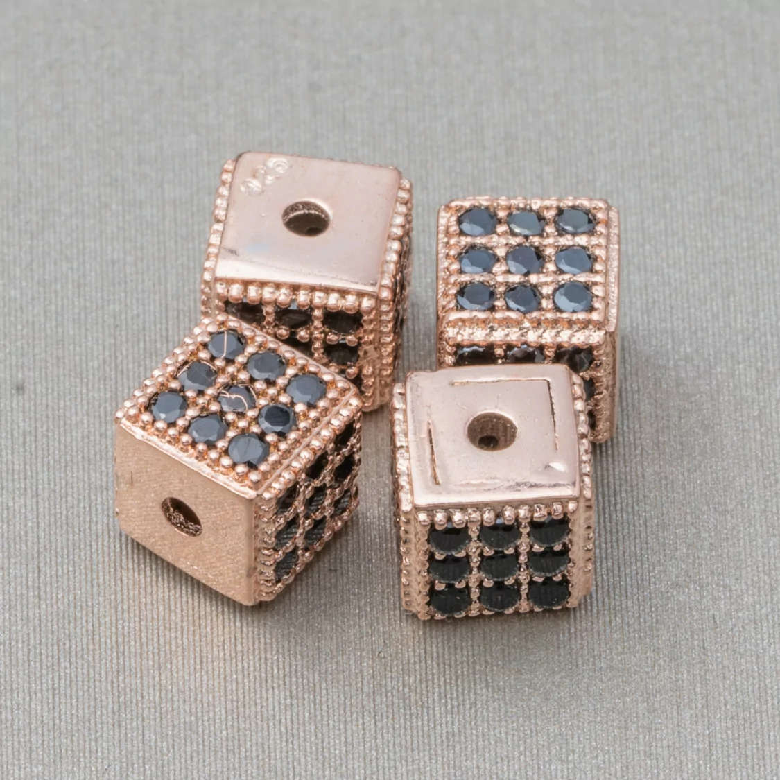 Distanziatore Di Argento 925 Cubo 5,5mm Foro Piccolo Oro Rosa Con Zirconi Nero 8pz-CONNETTORI CON STRASS | Worldofjewel.com