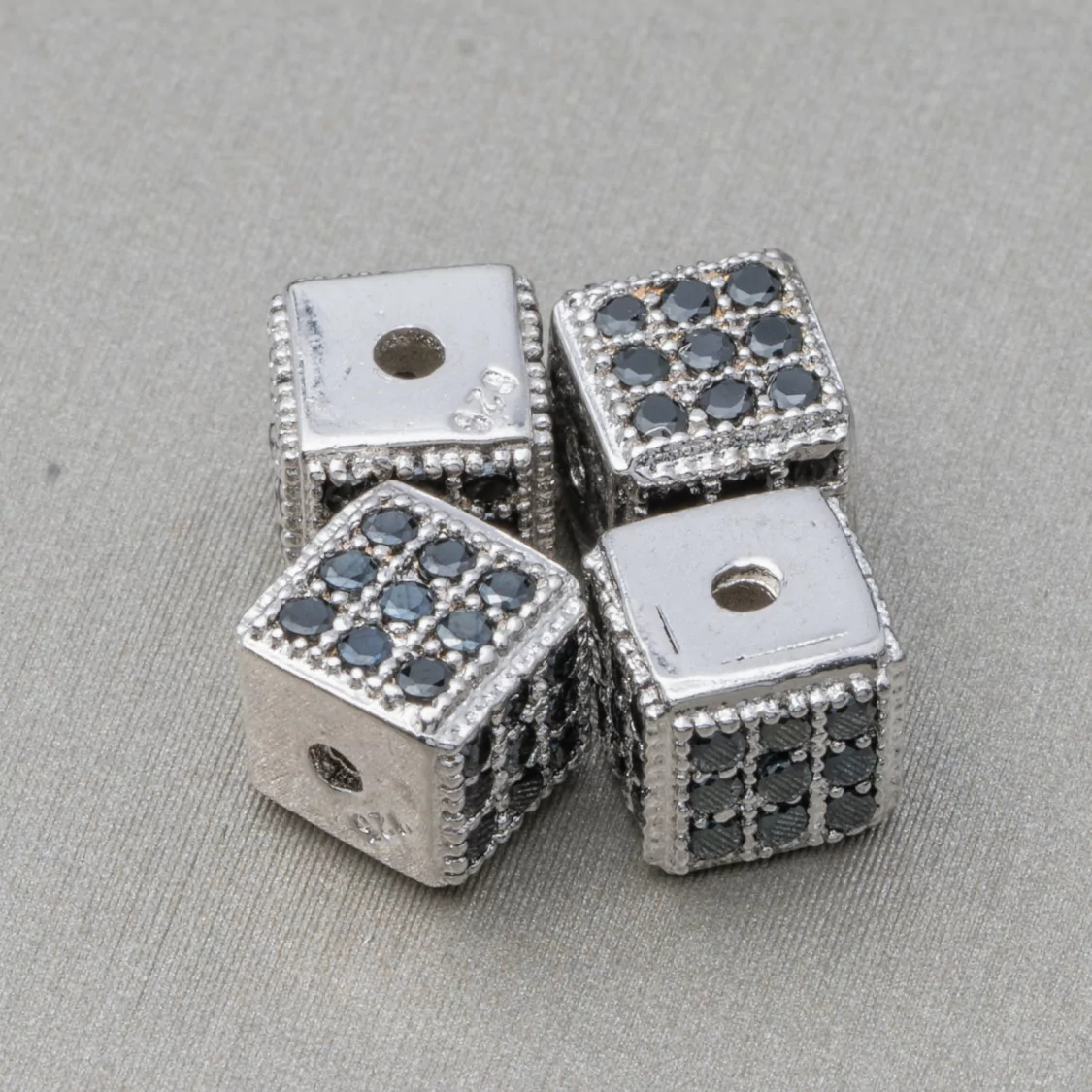 Distanziatore Di Argento 925 Cubo 5,5mm Foro Piccolo Rodiato Con Zirconi Nero 8pz-CONNETTORI CON STRASS | Worldofjewel.com