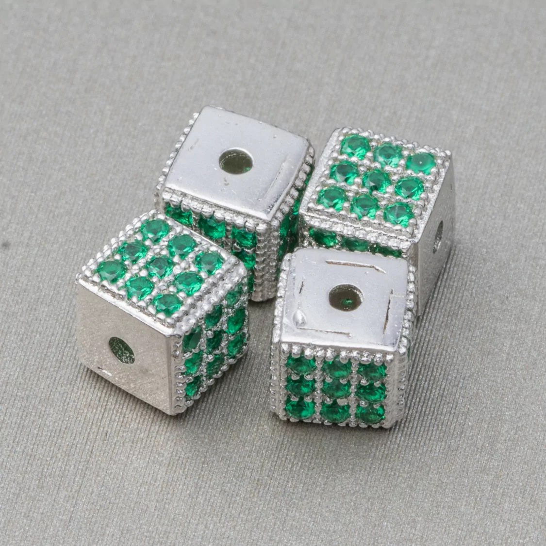 Distanziatore Di Argento 925 Cubo 5,5mm Foro Piccolo Rodiato Con Zirconi Smeraldo 8pz-CONNETTORI CON STRASS | Worldofjewel.com