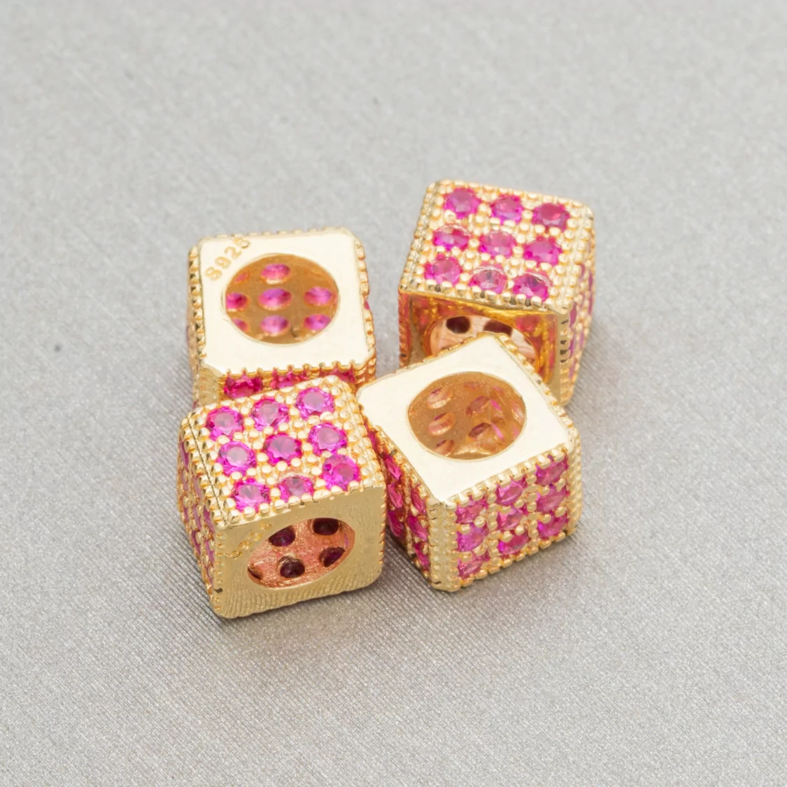 Distanziatore Di Argento 925 Cubo 6mm Foro Largo da 3,8mm Dorato Con Zirconi Ruby 10pz-CONNETTORI CON STRASS | Worldofjewel.com