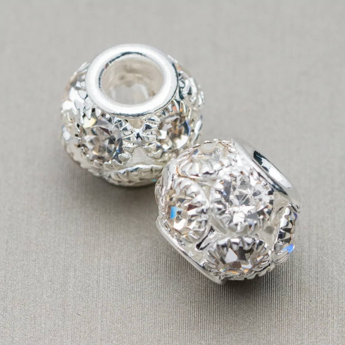 Distanziatore Palline Di Ottone E Strass 12mm Foro Largo 34pz Bianco Argentato-PALLINE STRASS | Worldofjewel.com