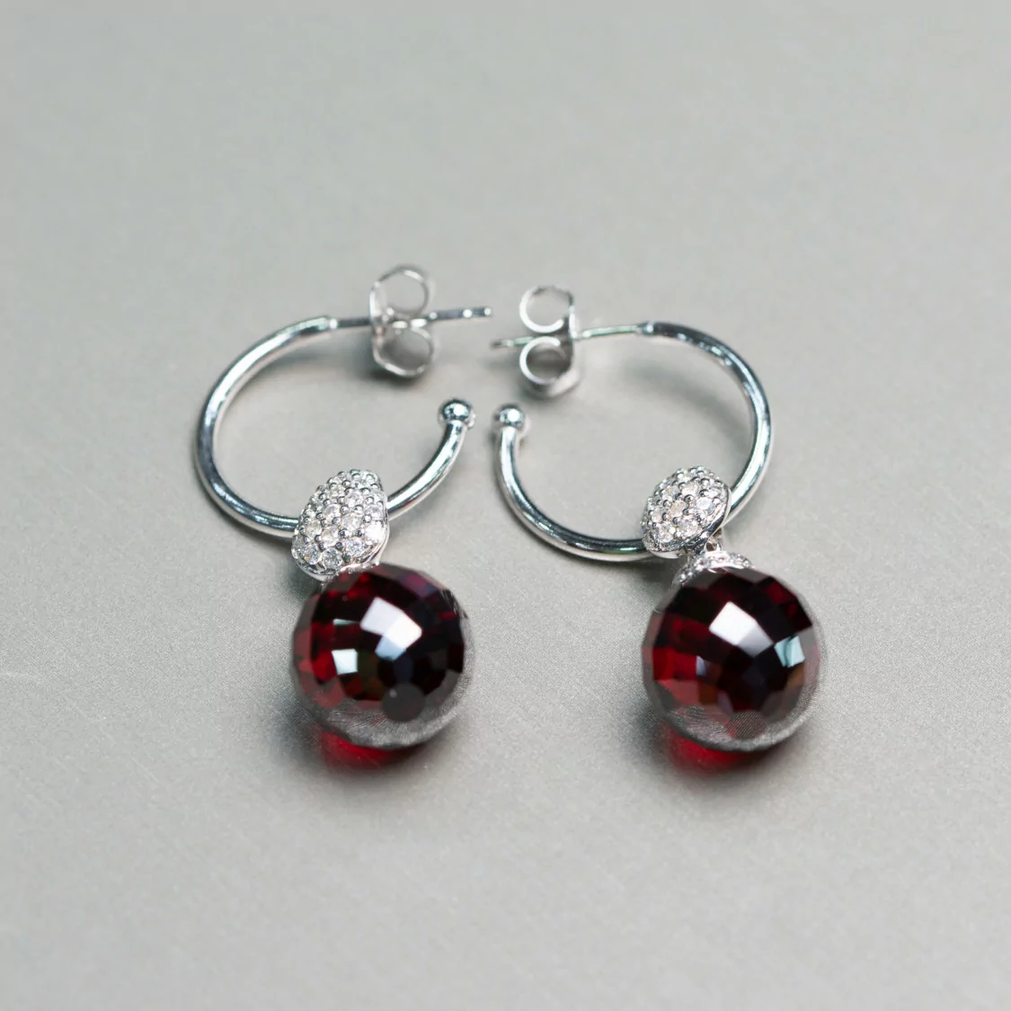 Orecchini A Perno Di Argento 925 Semicerchio Con Pendente Di Zirconi E Sfera Zirconia Rosso 12x38mm-ARGENTO 925 DESIGN ITALY | Worldofjewel.com