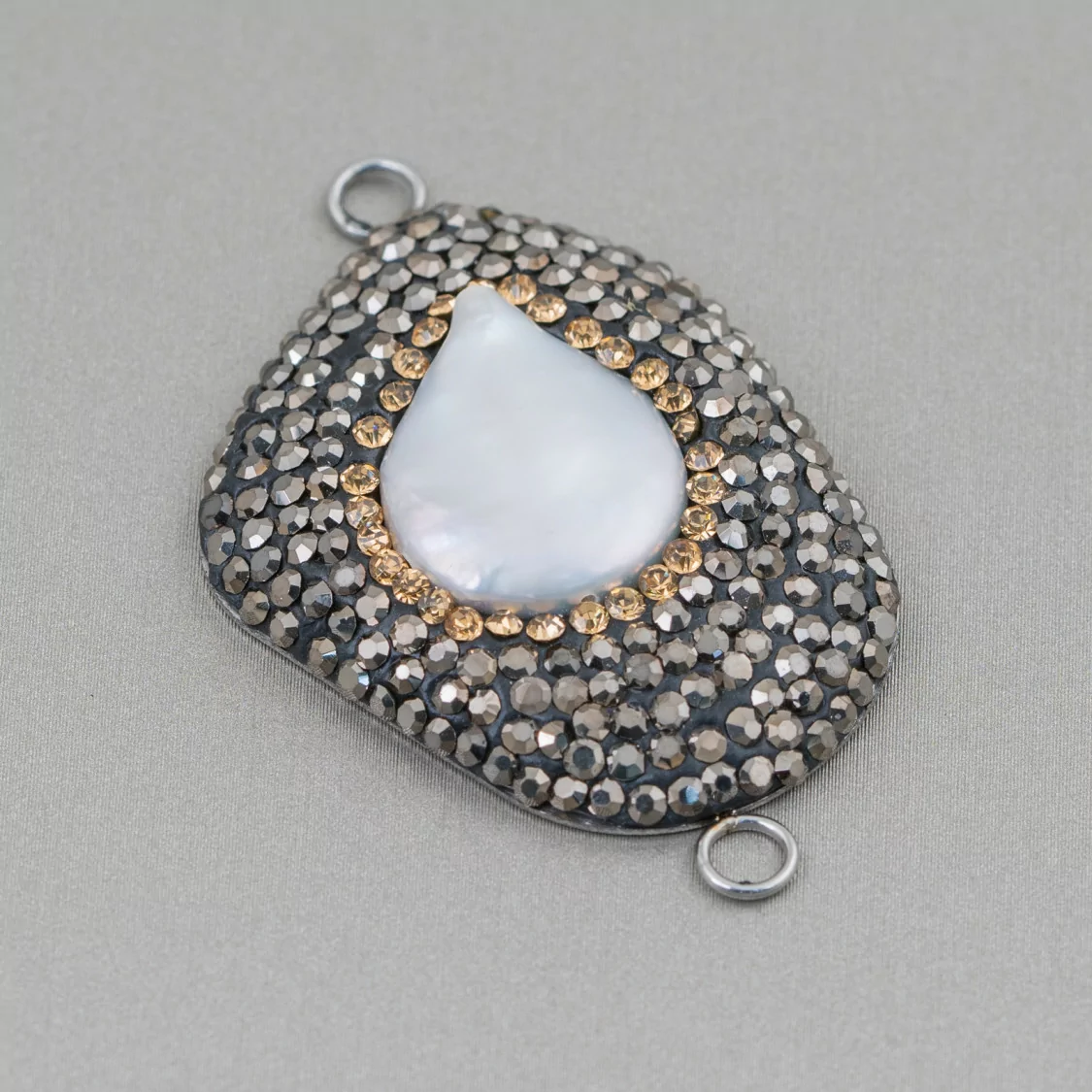 Componente Cabochon Di Perle Di Fiume Barocche Con Strass E Ottone Forma Irregolare 30x48mm 1pz-COMPONENTI DI PIETRE DURE | Worldofjewel.com