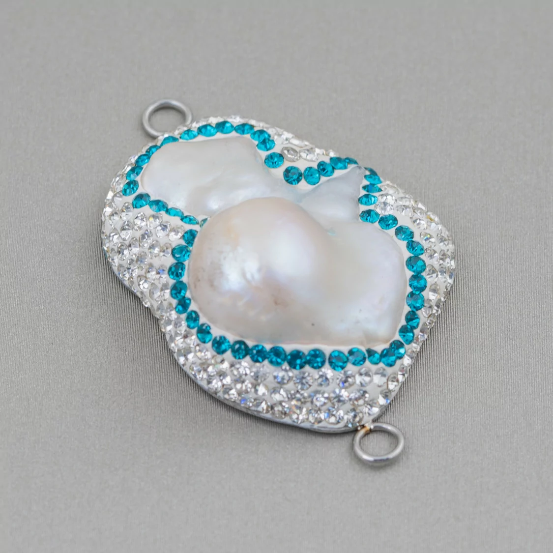 Componente Cabochon Di Perle Di Fiume Barocche Con Strass E Ottone Forma Irregolare 30x48mm 1pz Bianco E Azzurro-COMPONENTI DI PIETRE DURE | Worldofjewel.com