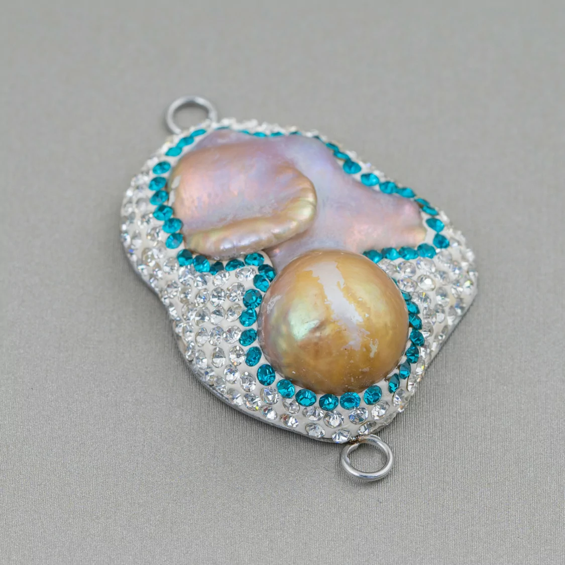 Componente Cabochon Di Perle Di Fiume Barocche Con Strass E Ottone Forma Irregolare 30x48mm 1pz Bianco E Azzurro Con Perle Lill-COMPONENTI DI PIETRE DURE | Worldofjewel.com