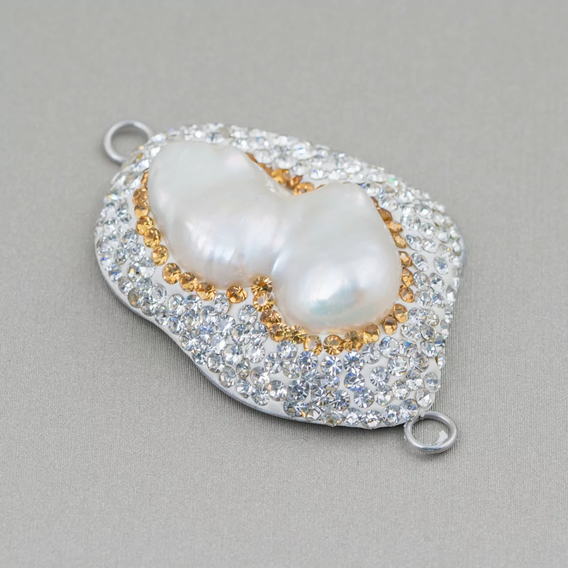 Componente Cabochon Di Perle Di Fiume Barocche Con Strass E Ottone Forma Irregolare 30x48mm 1pz Bianco E Oro-COMPONENTI DI PIETRE DURE | Worldofjewel.com