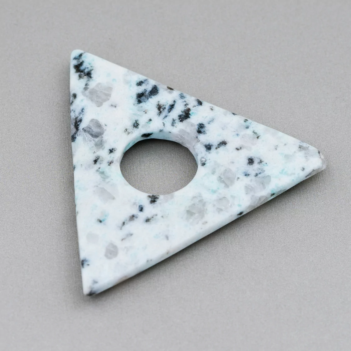 Componente Pendente Triangolo Ondulato Forato 50x50mm Kiwi Jade-COMPONENTI DI PIETRE DURE | Worldofjewel.com