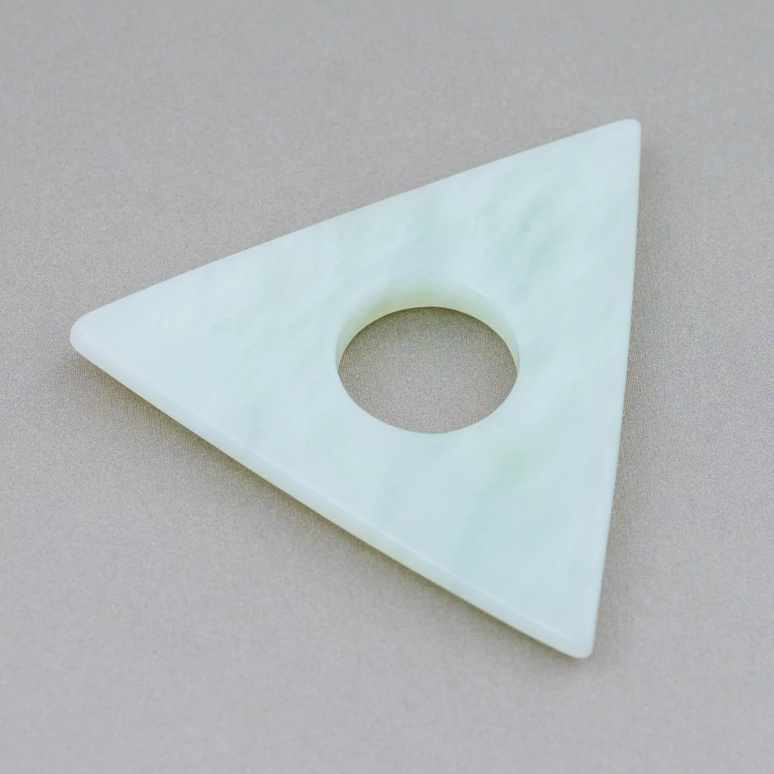 Componente Pendente Triangolo Ondulato Forato 50x50mm New Jade-COMPONENTI DI PIETRE DURE | Worldofjewel.com