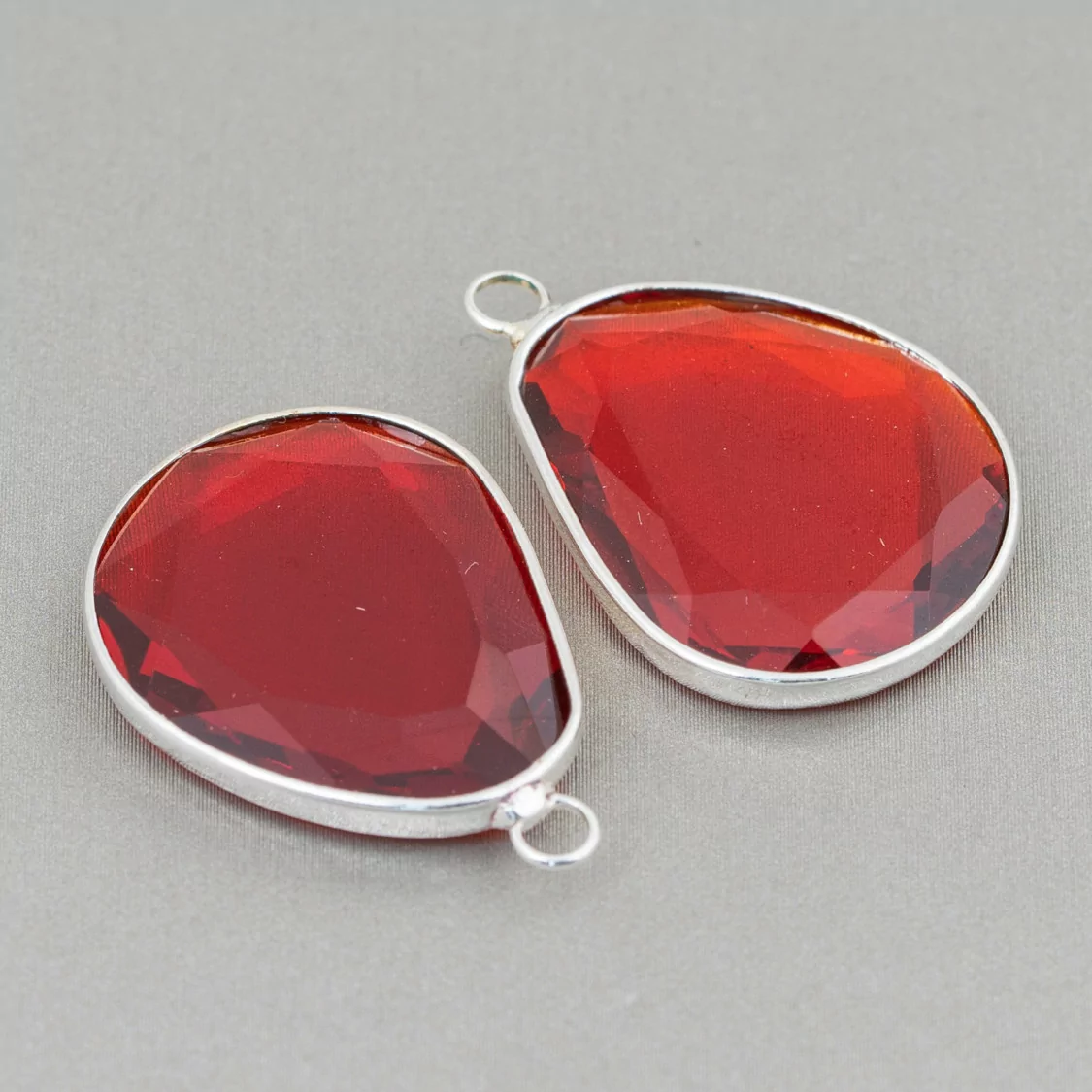 Connettore Componente Incastonato Di Cristalli Mango Irregolare 20x25mm Con 1 Anellino 10pz Rodiato Rosso- MANGO | Worldofjewel.com