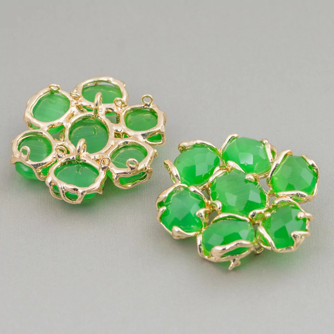 Componente Intramezzo Di Ottone Con 7 Cabochon Di Occhio Di Gatto 1pz Verde- A 7 PIETRE | Worldofjewel.com