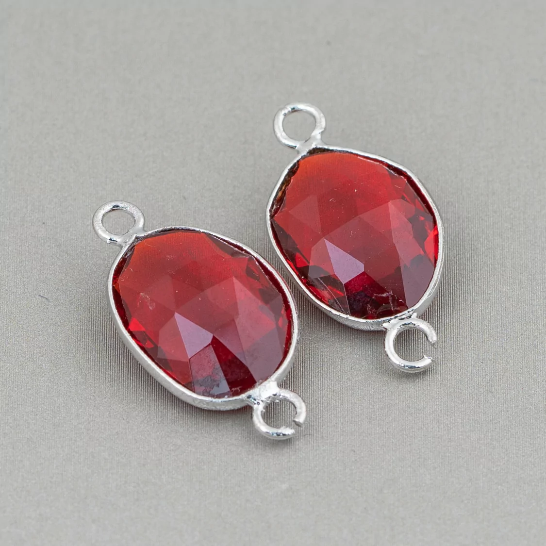 Connettore Componente Di Ottone Con Cristalli Incastonati Irregolare A 2 Anellini 13x18mm 10pz Rosso Rodiato- IRREGOLARI | Worldofjewel.com