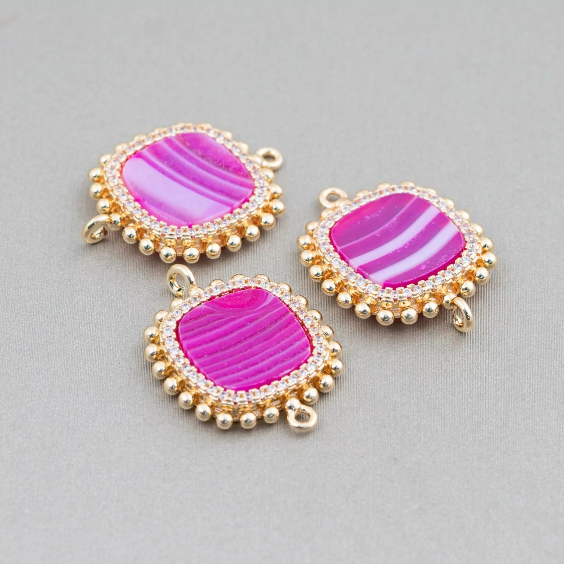 Connettore Componente Di Ottone Con Pietre Naturali Con 2 Anellini E Zirconi Quadrato 19mm 6pz Agata Striata Fucsia- RAINBOW CRYSTAL | Worldofjewel.com