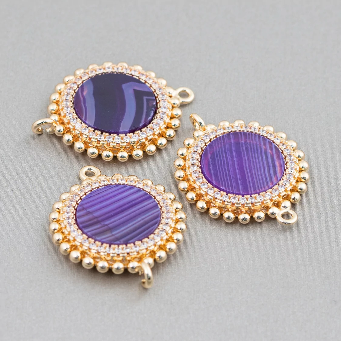 Connettore Componente Di Ottone Con Pietre Naturali Con 2 Anellini E Zirconi Tondo 20mm 6pz Agata Striata Viola- RAINBOW CRYSTAL | Worldofjewel.com