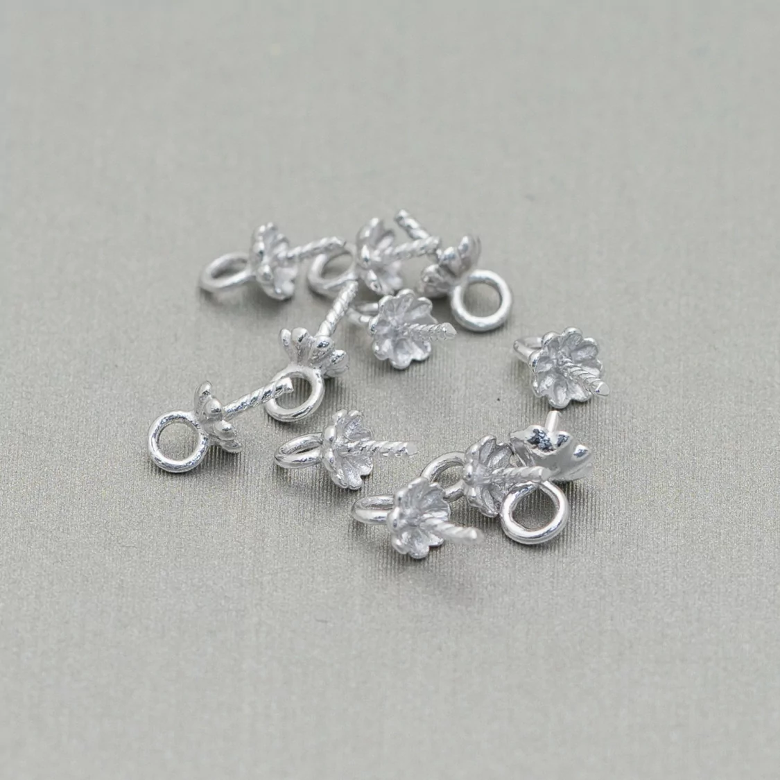 Gancio Per Pendente Di Argento 925 Con Perno E Coppetta Fiore 4x7mm Rodiato 7gr 91pz Ca.-GANCI | Worldofjewel.com