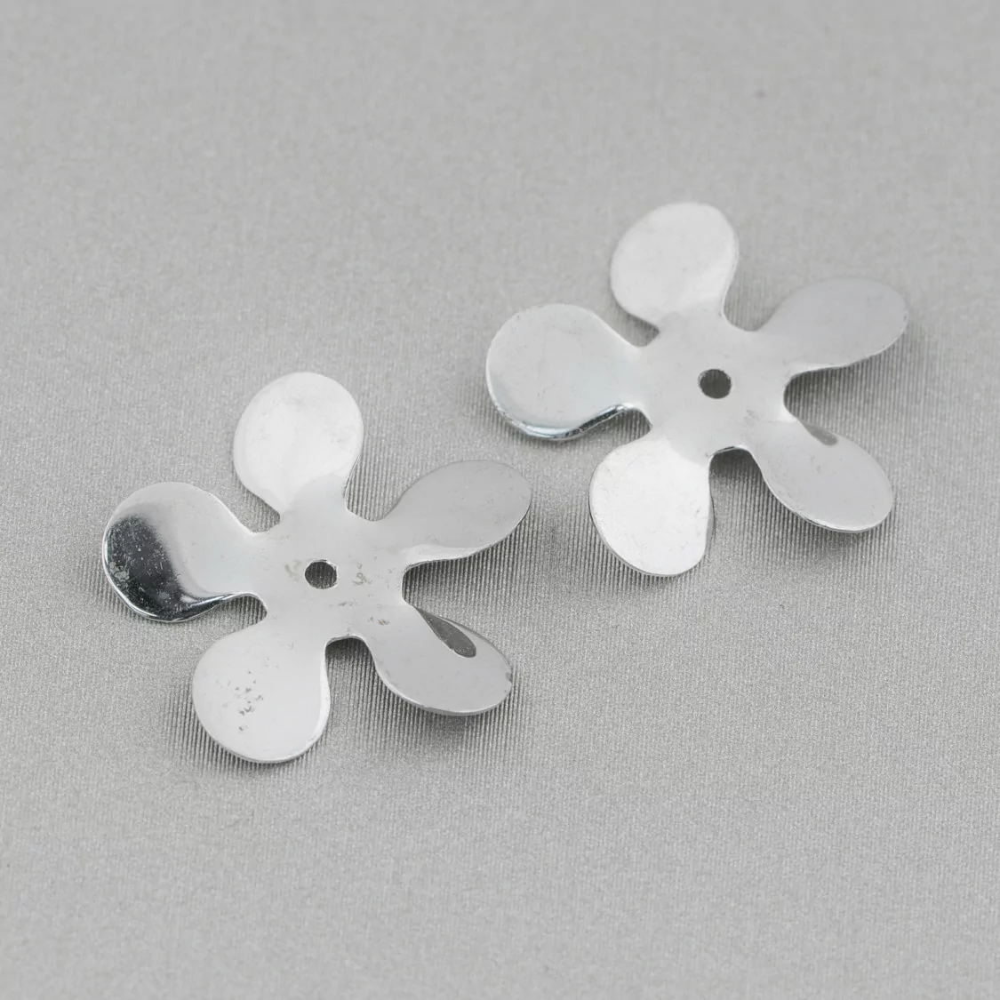 Componente Di Argento 925 Fiore Con Foro Centrale 17mm 12pz-CONNETTORI LISCI | Worldofjewel.com