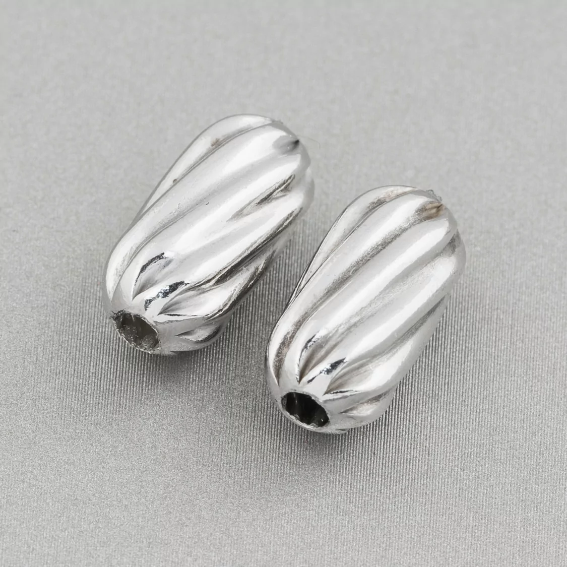 Distanziatore Di Argento 925 A Capsula Con Linee Ondulate 8x16mm Rodiato 5pz-CONNETTORI LISCI | Worldofjewel.com