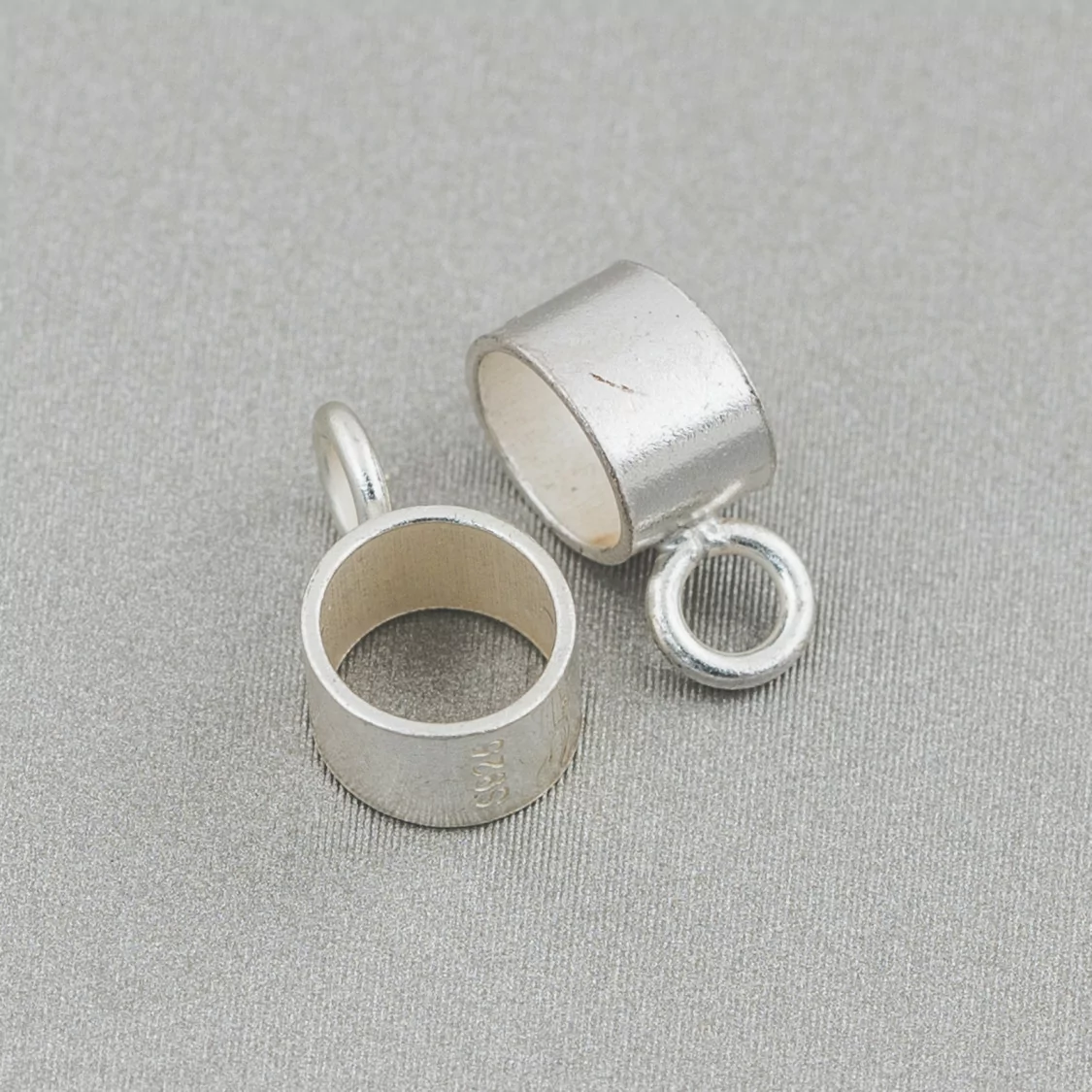 Gancio Per Pendente Di Argento 925 Tubolare Con Foro 5mm E Anellino 4mm 18pz Argentato-CONNETTORI LISCI | Worldofjewel.com