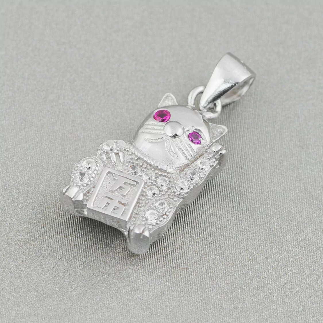 Pendente Ciondolo Di Argento 925 Con Zirconi Gatto Portafortuna 10x23mm 2pz Rodiato Ruby-ARGENTO 925 DESIGN ITALY | Worldofjewel.com