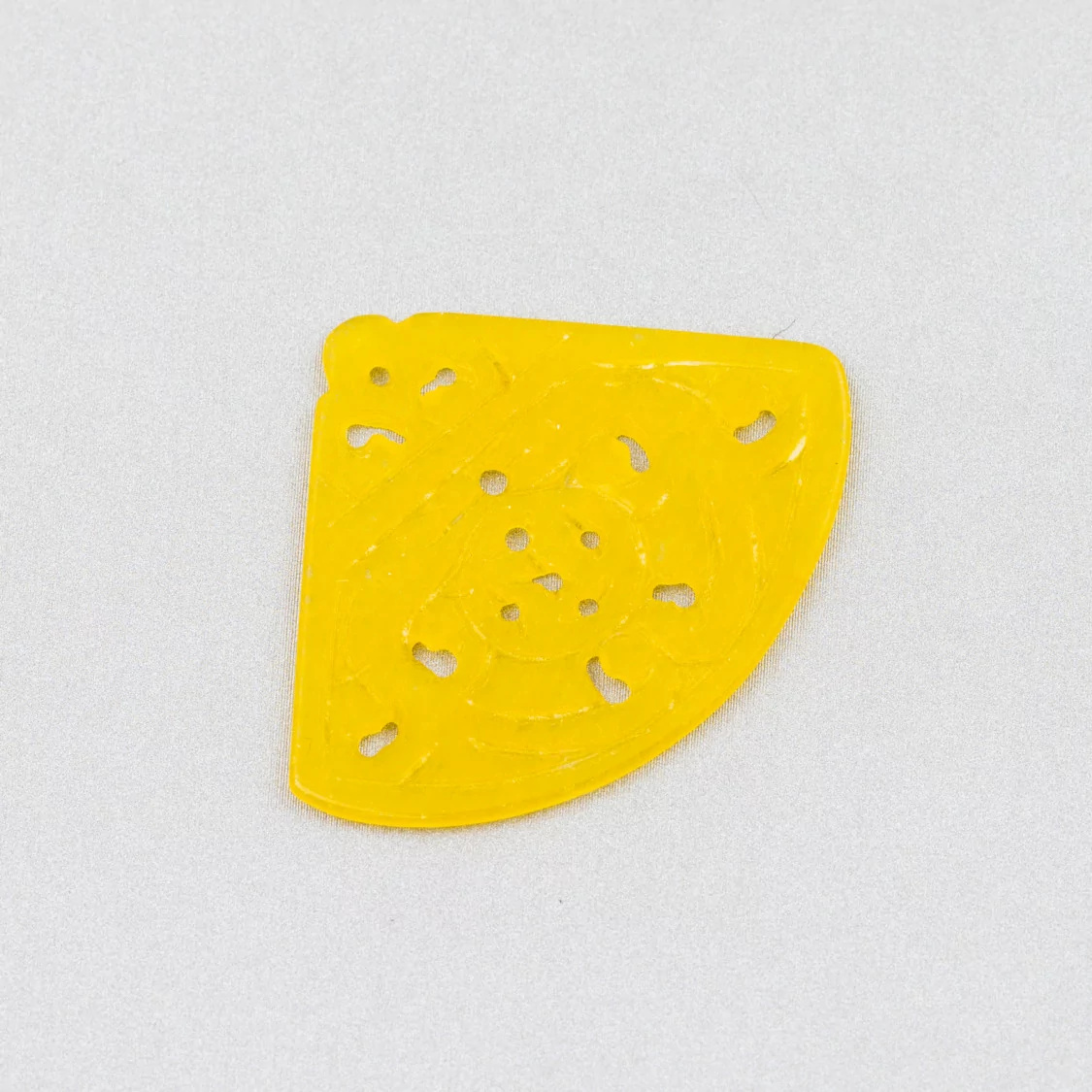 Componente Di Giada Burma Inciso Piastra 2pz Ventaglio 40x32mm Giallo-COMPONENTI DI GIADA BURMA | Worldofjewel.com