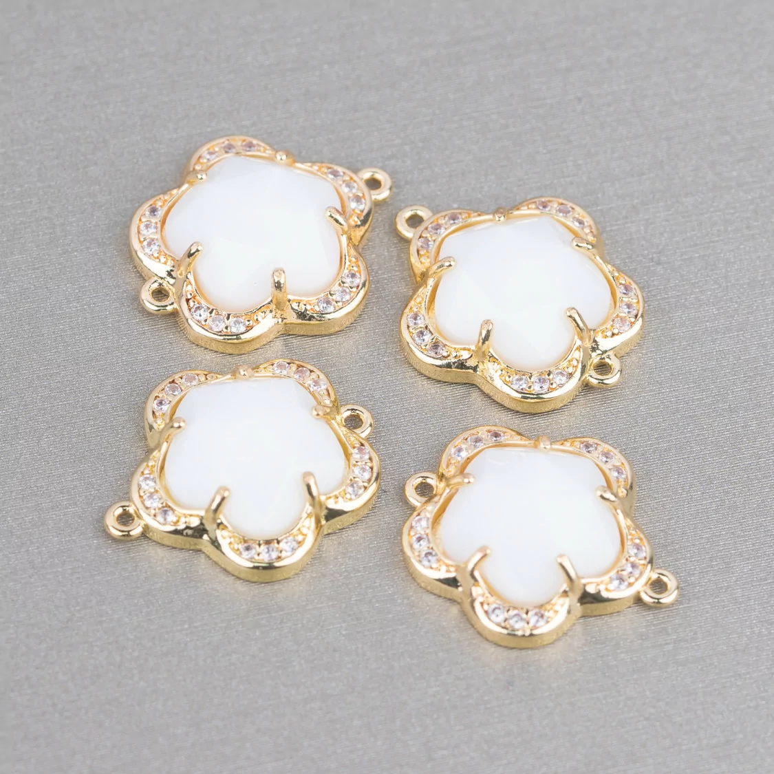 Connettore Componente Di Ottone Con Occhio Di Gatto Incastonato Fiore 5 Petali 14mm 8pz Con 2 Anellini Agata Bianca- FIORE | Worldofjewel.com