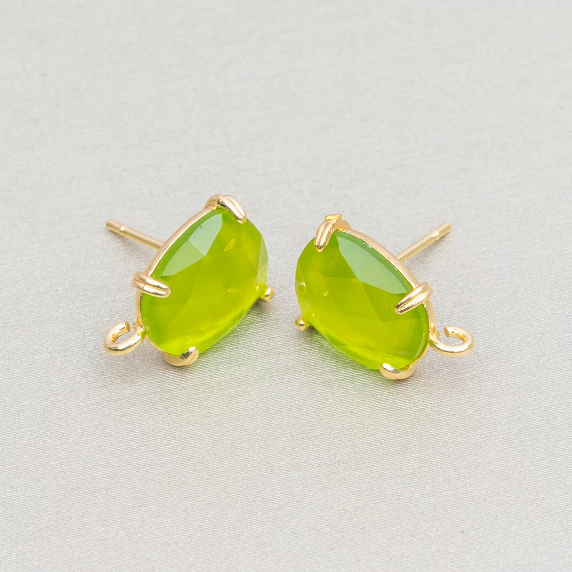 Base Per Orecchini Di Ottone A Perno Con Occhio Di Gatto Sfaccettato 10,5x12mm 5 Paia Dorato Verde Acido-BASI CON PIETRE E PERLINE | Worldofjewel.com