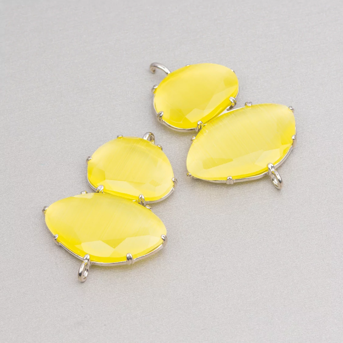 Connettore Componente Di Ottone Con Occhio Di Gatto Incastonati 30x40mm Con 2 Anellini 4pz Rodiato Giallo- A DUE PEZZI | Worldofjewel.com